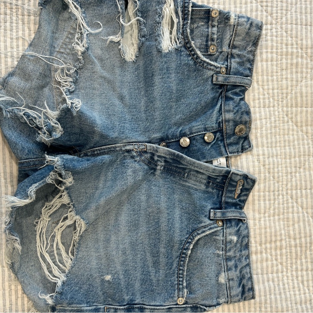 Zara rip shorts
Size 4
Washed color
Used slightly
